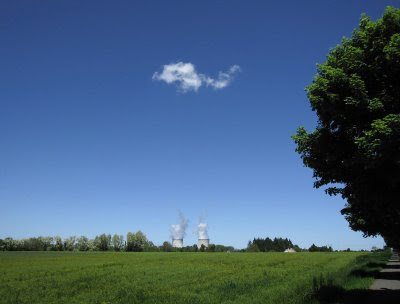 La centrale de Saint-Laurent-des-Eaux dans le Loir-et-Cher. Remarquez à droite, dans l'arbre, le cri de la nature épouvantée.