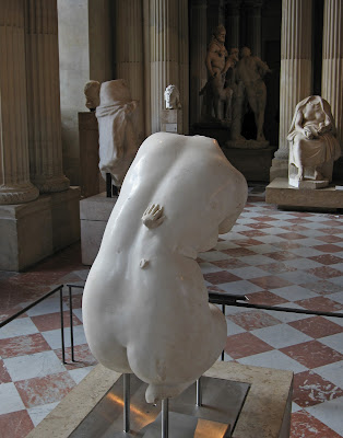 Au Louvre, ce qu'il reste de la douce main de la liberté parvient encore à apaiser la croupe fougueuse de l'abus de pouvoir devant les yeux absents de la République.