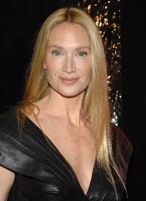 Celebrity Heights: Kelly Lynch Height