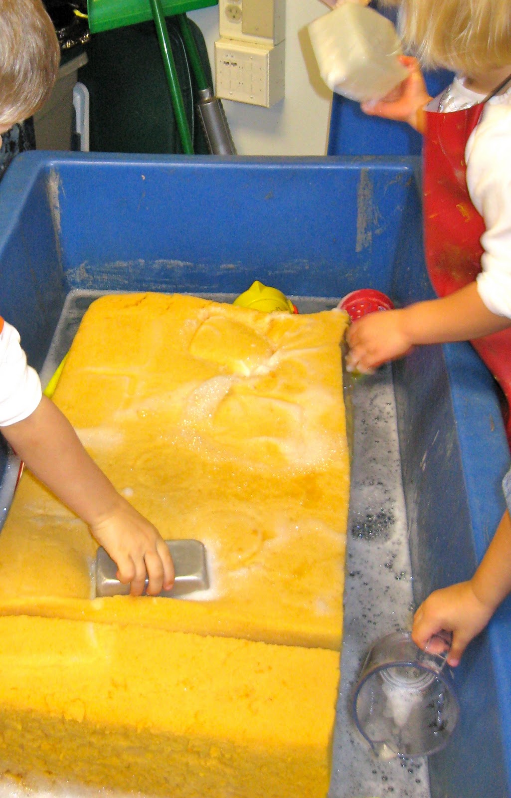 SAND AND WATER TABLES: GIANT SPONGE