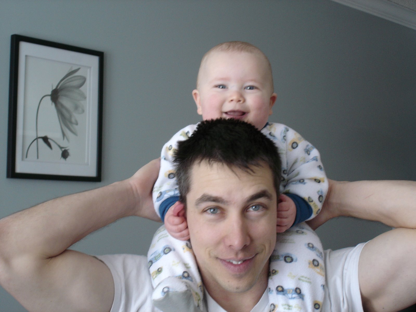 [Everett+on+Dads+shoulders.jpg]