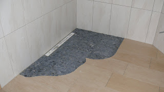 Wolfbau: Fliesenboden unter der Dusche