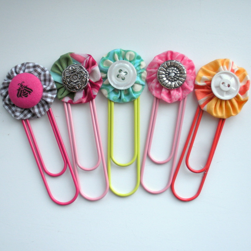 Paper Clip Crafts Paperclip crafts, Paperclip bookmarks, Button crafts