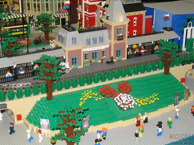 [lego_disneyland_13.jpg]