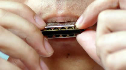 [worlds_smallest_musical_instruments_4.jpg]