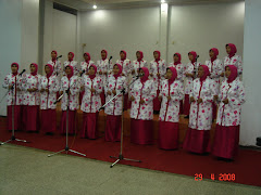 Penampilan Kelompok Paduan Suara pada HUT ke-8 Dharma Wanita Persatuan.