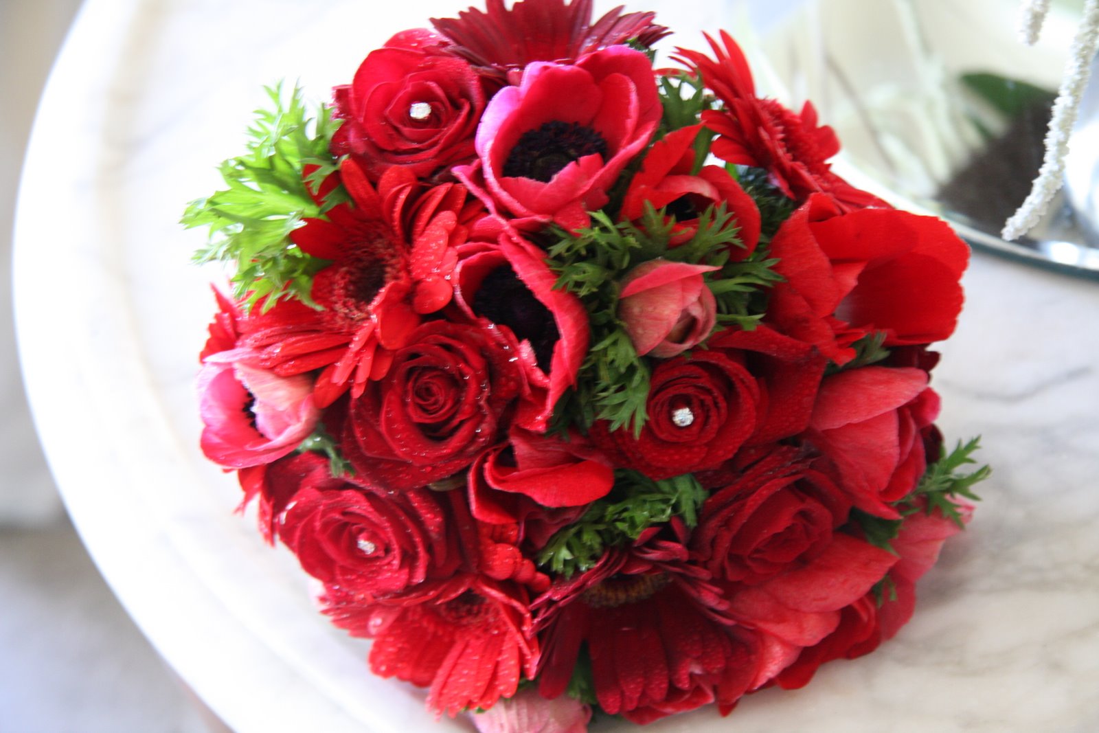 каллистемон кустарник. красный букет турецкий. свадебный букет для невесты красный. красный букет турецкий. букет из красных роз и альстромерий.