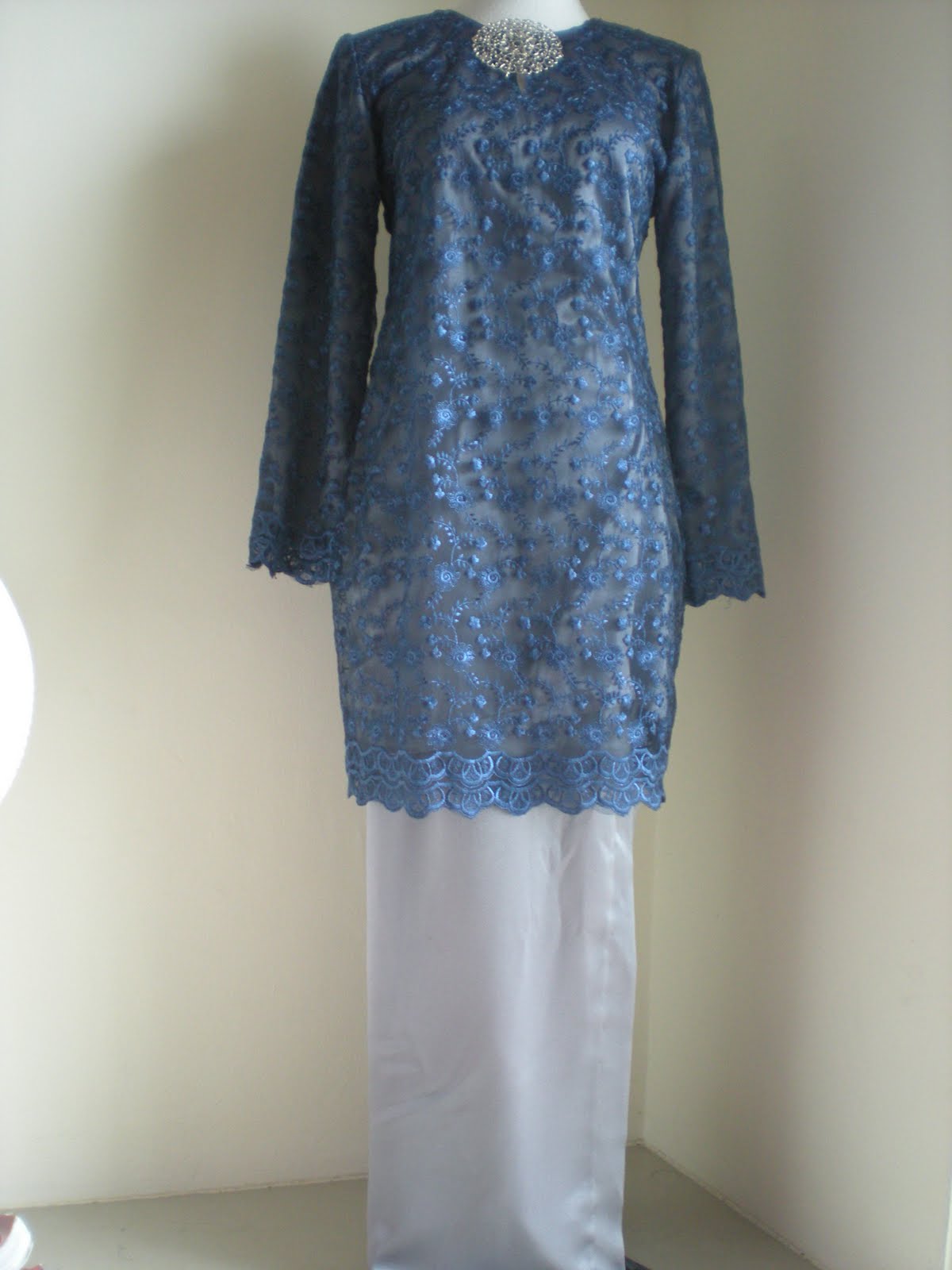 The Heritage Attic: Lace kurung with satin lining (top only)