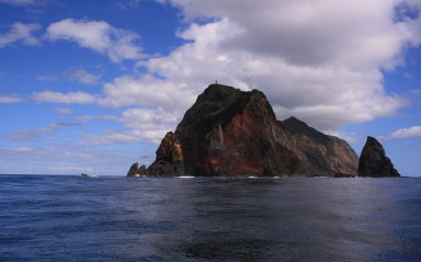 [Ponta.dos.Rosais.visto.do.mar.jpg]