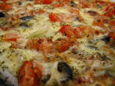 [piza_dois_queijos_tomate_azeitonas_3.jpg]