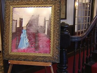 اللوحة التي رسمتها نيدراو  بسبب إيحاء شبح السيدة ذات الزي الأزرق الذي تسكن المكان