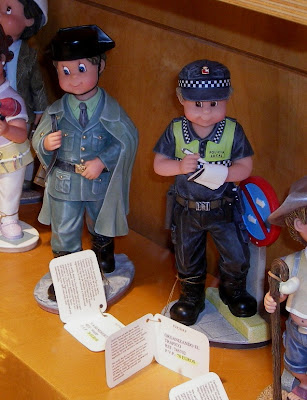 Figuras de Nadal Studio en el escaparate de una tienda de Burgos