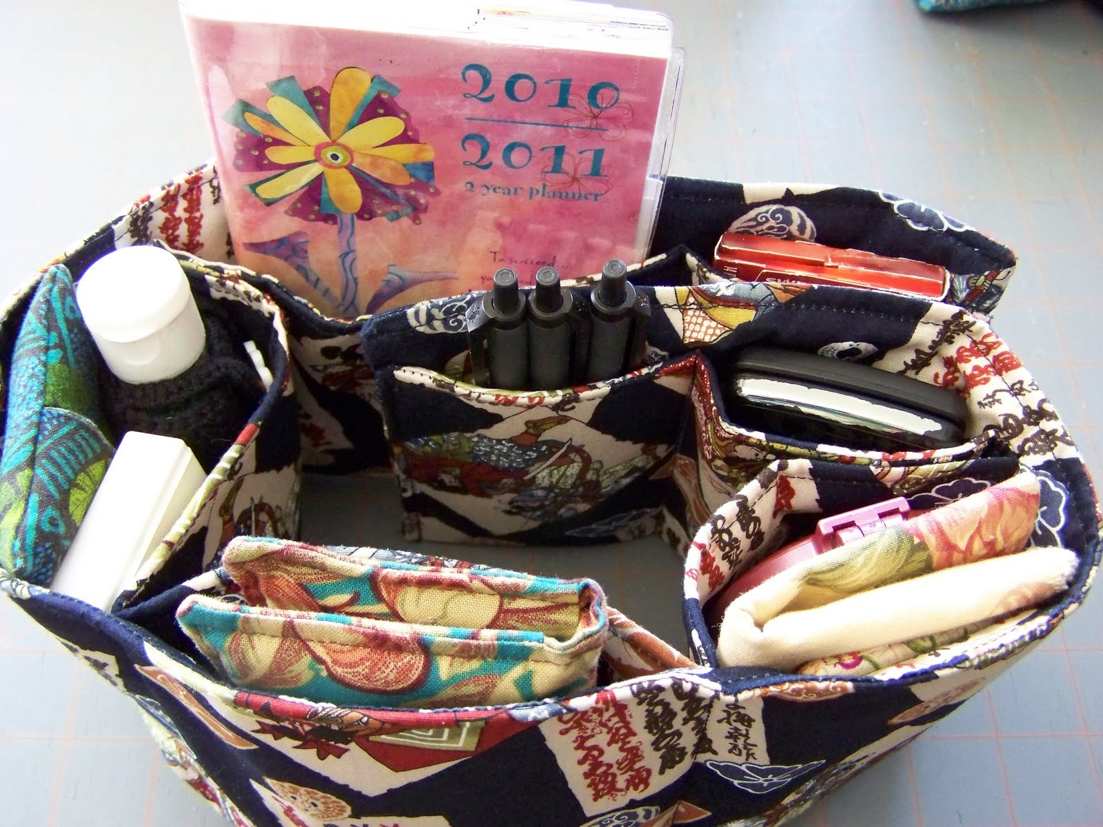 Mik Knits, Crochets, & Quilts, Too!: A Little Bit of Sewing! A Purse Organizer!