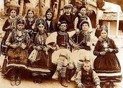 Tineri aromani in costume populare