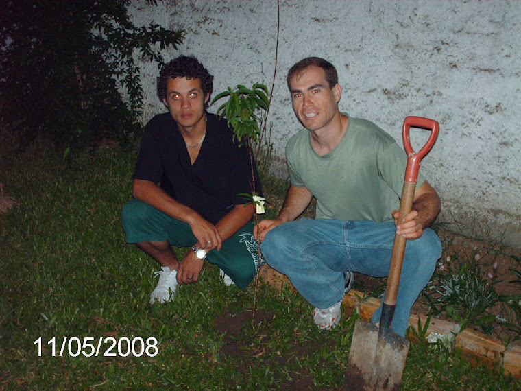 Aluno Bruno Peres plantou um enxerto de pêssego na casa de sua tia.