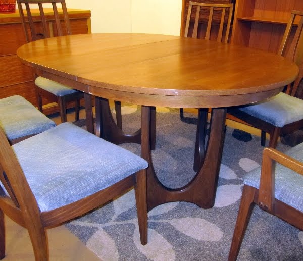 Broyhill Brasilia Dinner Table And Credenza, Broyhill Brasilia Round Dining Table Set