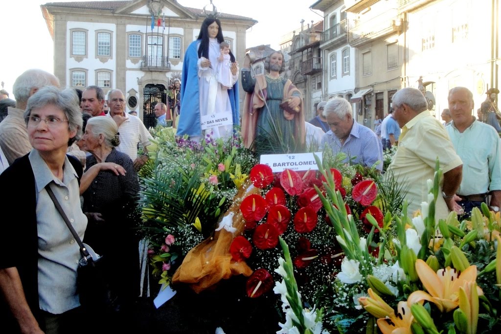 TRAVANCAS DA RAIA Santos de Travancas vão à cidade