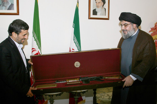 http://2.bp.blogspot.com/_VH0DmsF39UE/TLjQYKTMlwI/AAAAAAAABps/_8ETg6ZhRgE/s1600/Nasrallah+present+to+Ahmadinejad.jpg