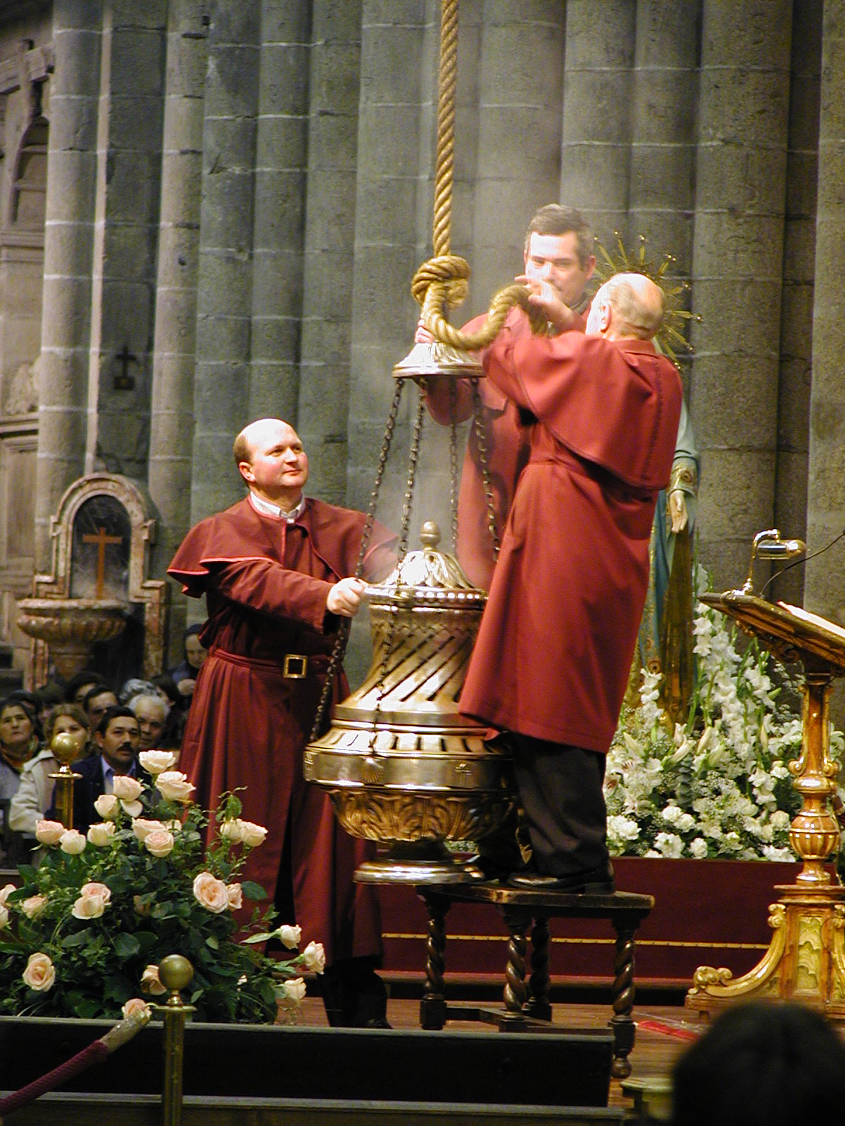 Campus Stellae: Los Caminos a Santiago: El botafumeiro de la catedral Campus Stellae: Los Caminos a Santiago: El botafumeiro de la catedral