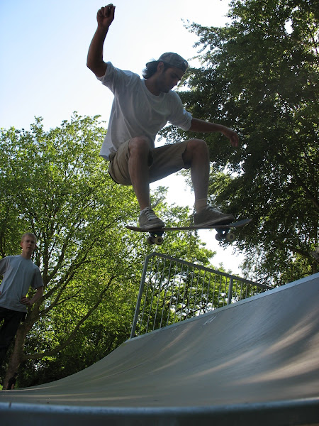 Giû Ollie over curb, arrière plan Papes