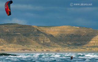kite surf en Puerto Pirámides, los vientos de la Patagonia se manifiestan en la costa de Chubut
