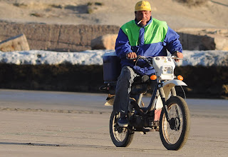 El Gringo Conrad en su moto haciendo correr a Daysi