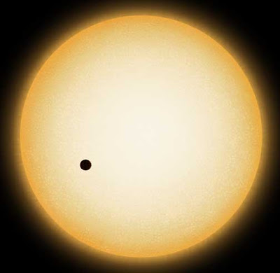 Ilustración de la estrella HD149026 y un planeta transitando