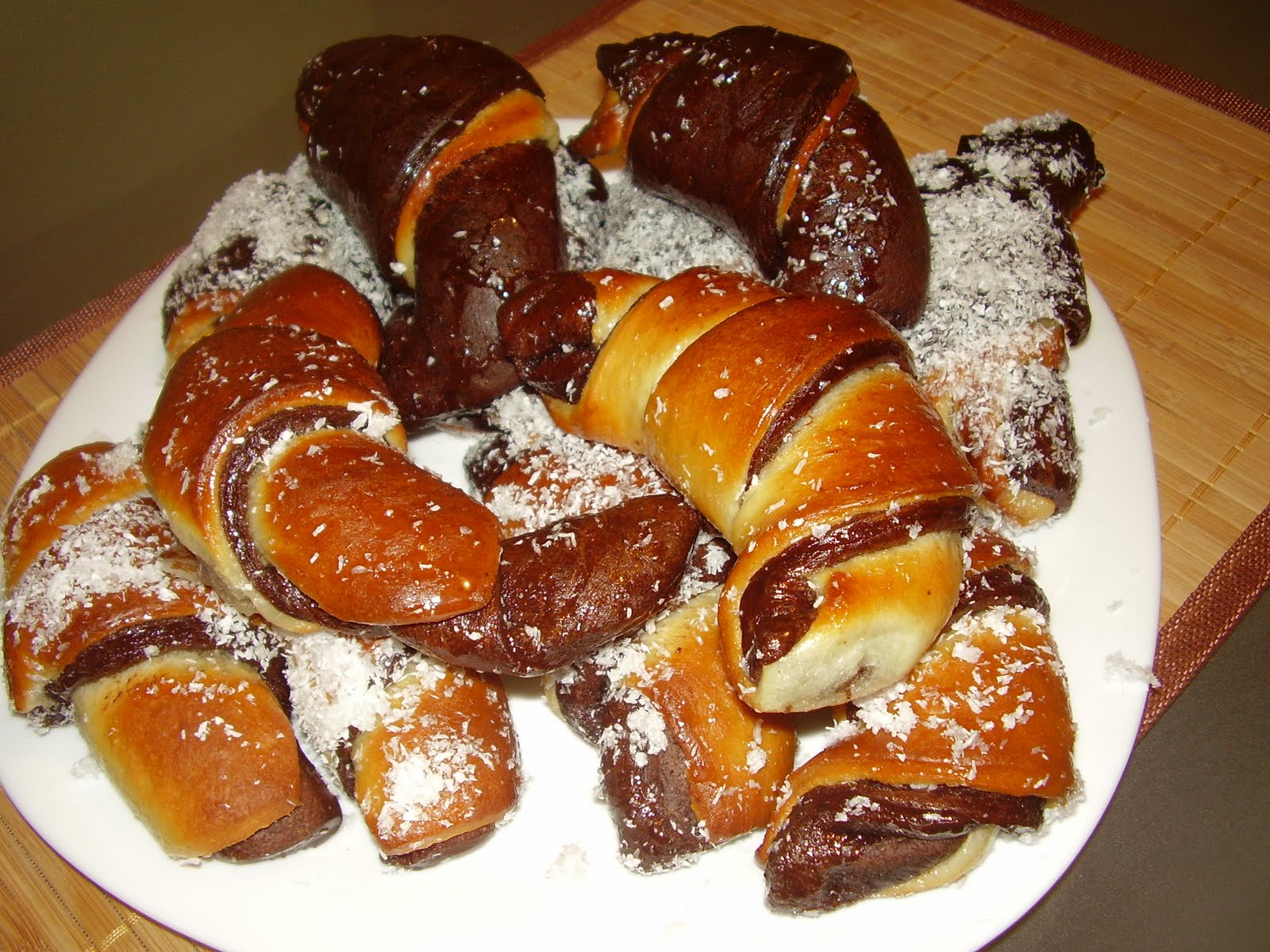 Myra's kitchen: Cornuri in doua culori