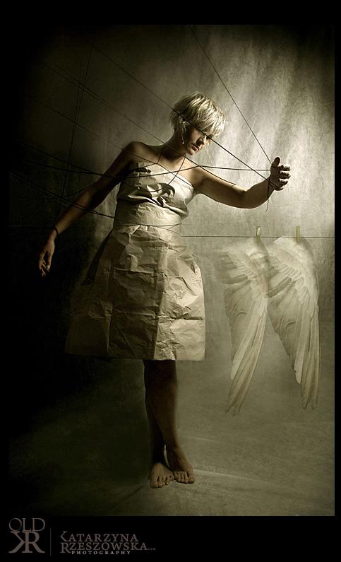 Katarzyna Rzeszowska mulheres asas anjos voando arte