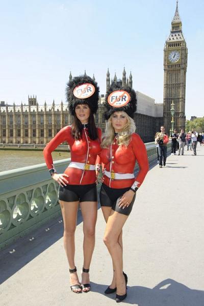 peta modelos seminuas inglaterra Lucy Clarkson Victoria Eisermann