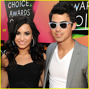 https://2.bp.blogspot.com/_VnzWtfDdwpM/S6-P6ituC5I/AAAAAAAAAbM/IVxi2lwMgDE/s320/joe-jonas-demi-lovato-kcas.jpg