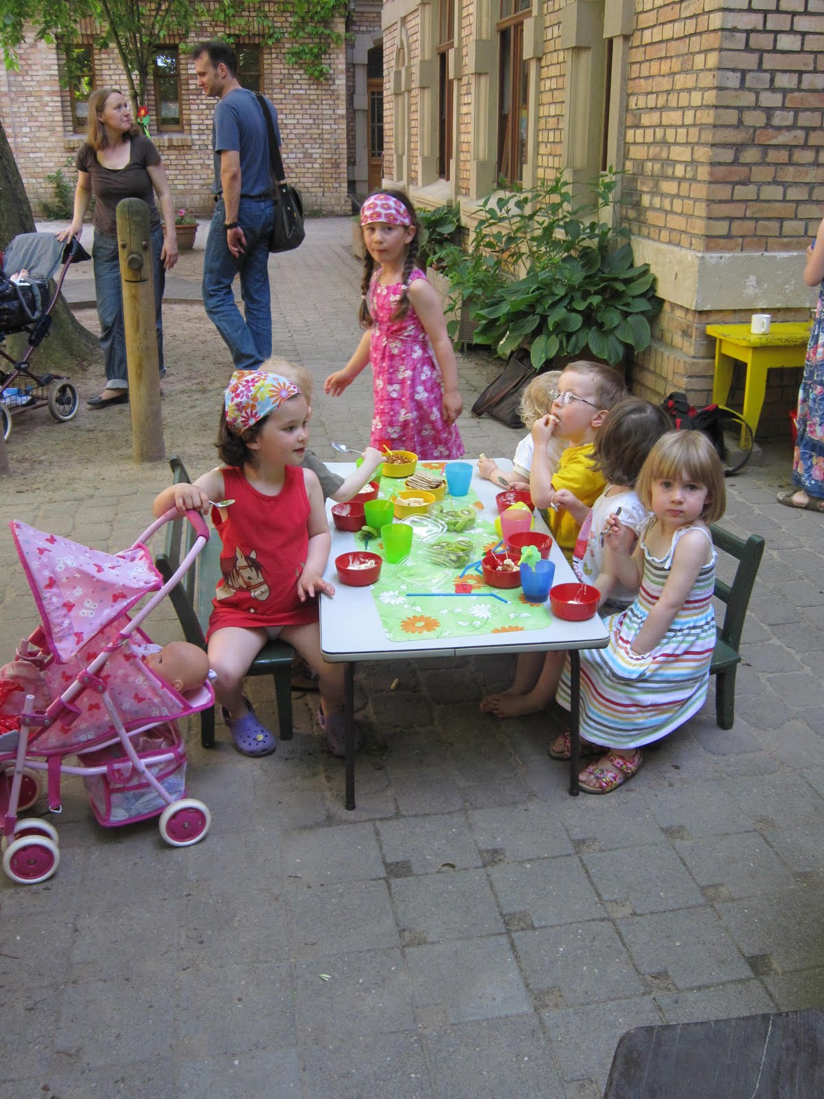 Johanna & Pauline: Elternnachmittag im Kindergarten...