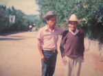 Don Teodoro Lopez Toc ( 1901 - 1992 ) atras tienda El gran Chaparral  1988