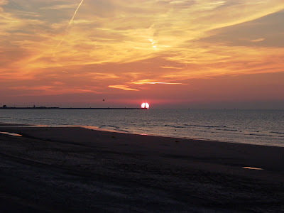 Dunkerque plage coucher de soleil par pierre-yves gires Dunkerque plage coucher de soleil par pierre-yves gires