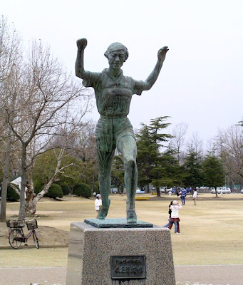 Estatua de bronce dedicada a Kinue Hitomi en Okayama