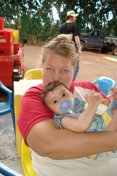 Vovó Chris e Manuela no pesqueiro, feriado em junho