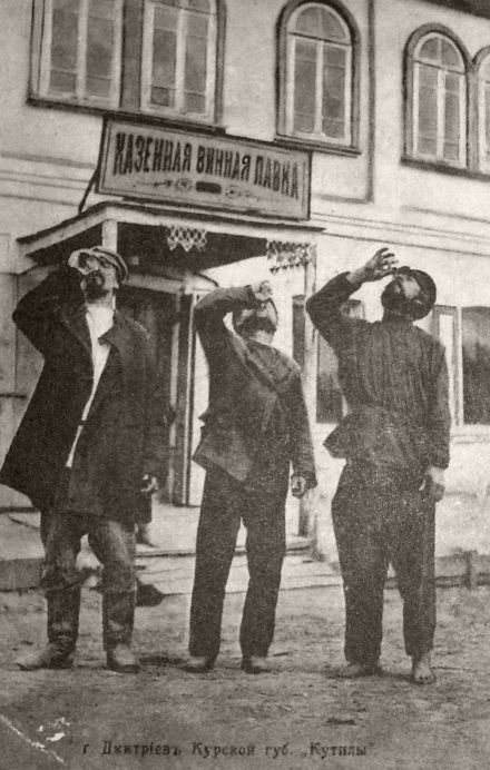 [russians-drinking-vodka.jpg]