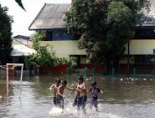 banjir sekolah = kolam main