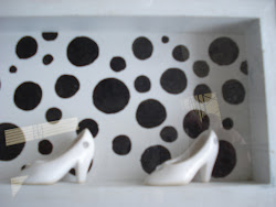 Mis mini zapatos hechos en cerámica y puestos en una caja con terminación vidrio