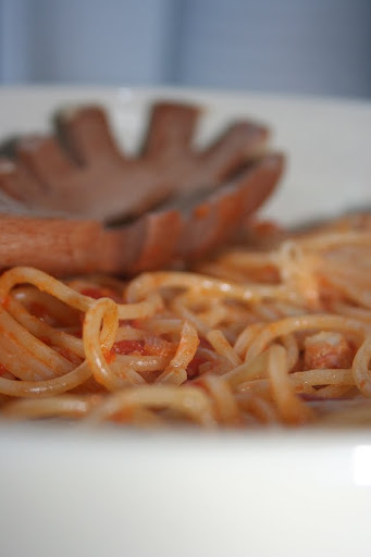 Spaghetti z  boczkiem i pikantnym sosem pomidorowym
