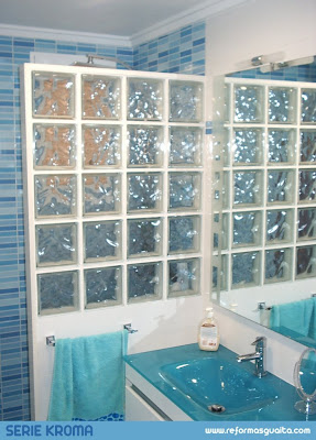 Elegante Panorama Escoba Baño con la Serie Kroma en blanco y azul con muro mampara de cristal de  pavés ~ Reformas Guaita