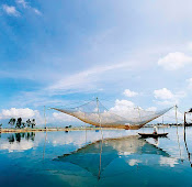 Raising fishing net in Hoi An