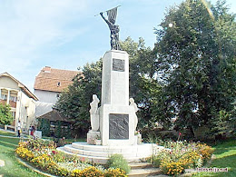 Spomenik kod crkve