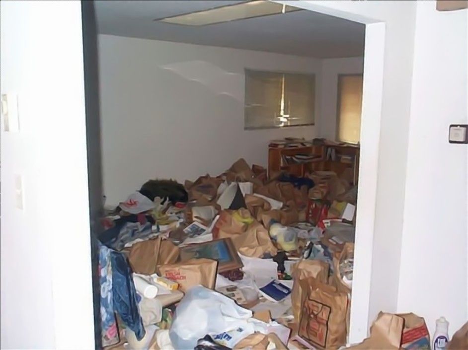 квартира в плохом состоянии. затопили соседи. грязная квартира. затопили натяжной потолок. правила в многоэтажных домах жилых.