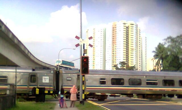[20080521-001+train.JPG]