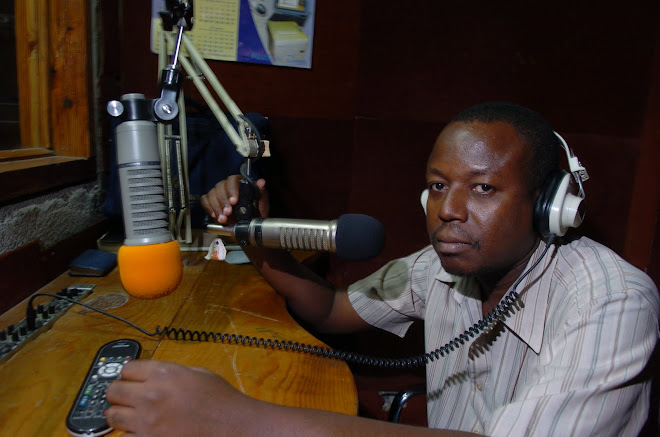 Au Studio de Radio Kontak Inter sur laquelle le 1er reportage sur Perlitz a été diffusé en 2007.