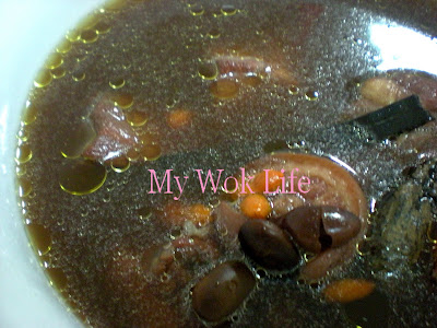My Wok Life Cooking Blog "Du Zhong" Kidney Supplement Tonic Soup with Pig Tail（杜仲猪尾补腰汤)