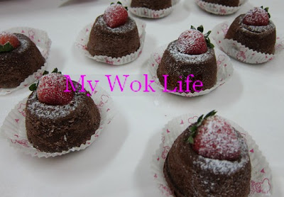 My Wok Life Cooking Blog Rum Raisin Chocolate Lava Cake Pudding (冧酒提子心太軟)
