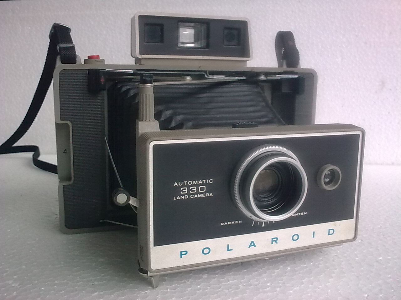 Kamera vintage merk Polaroid automatic330 land camera. 