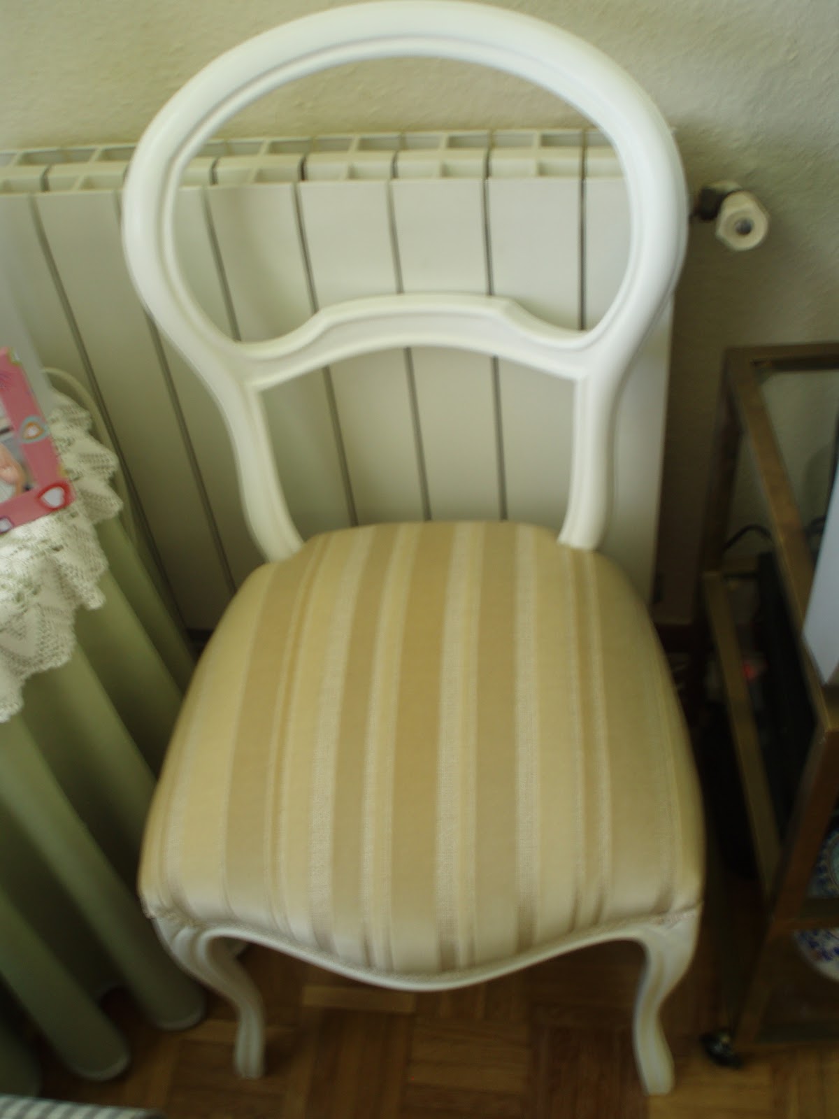 decoro sin decoro: Sillas blancas